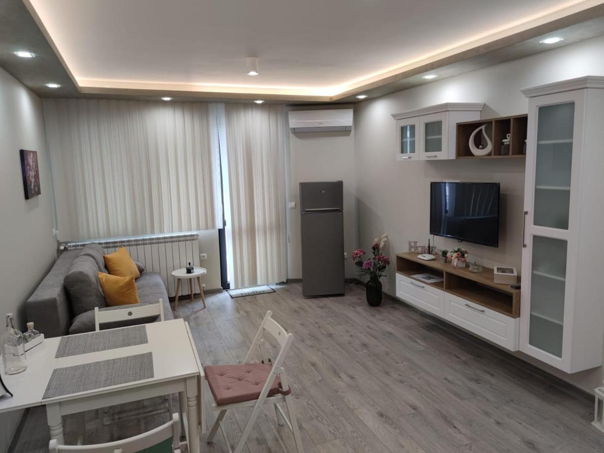 Flowers Apartment Добрич Екстериор снимка