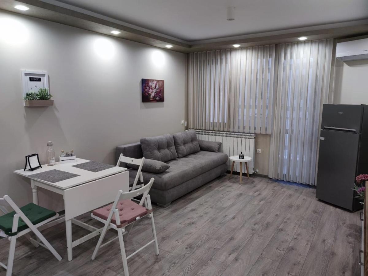 Flowers Apartment Добрич Екстериор снимка