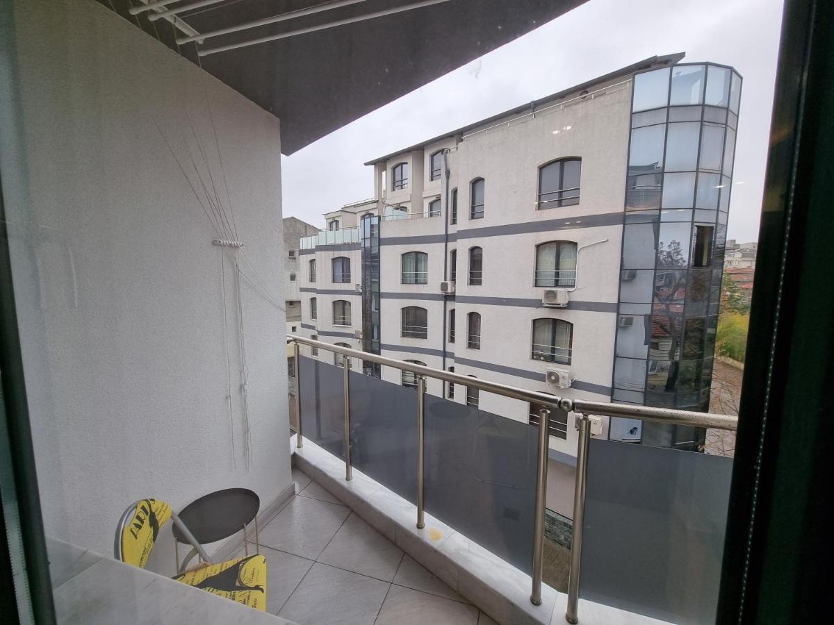 Flowers Apartment Добрич Екстериор снимка